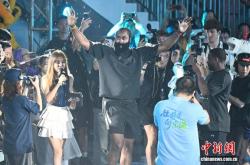 NBA球星(xīng)詹姆斯·哈登(dēng)現(xiàn)身广州南沙(shā)“区BA”赛场