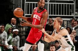 NBA战报｜火箭122-115逆转雄鹿，杜蘭(lán)特31分7助，字(zì)母哥(gē)37分8板