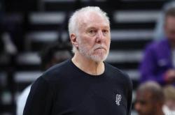 马刺队悬掛(guà)旗帜，致敬(jìng)傳(chuán)奇(qí)格雷格·波波維(wéi)奇(qí)职业生涯