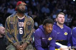 激动，湖人队詹(zhān)姆斯和(hé)東(dōng)契奇(qí)慶(qìng)祝(zhù)洛(luò)杉矶道奇(qí)队赢得世界大赛冠(guān)军