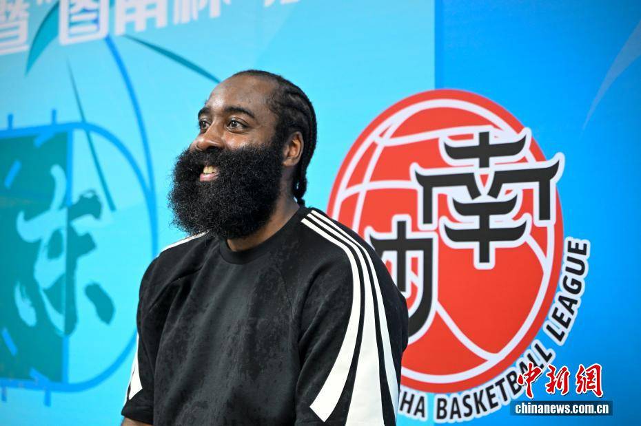 NBA球星詹姆斯·哈登现身广州南沙“区BA”赛场