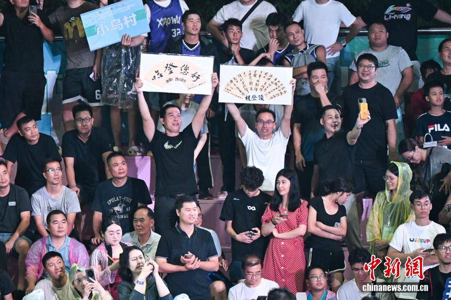 NBA球星詹姆斯·哈登现身广州南沙“区BA”赛场