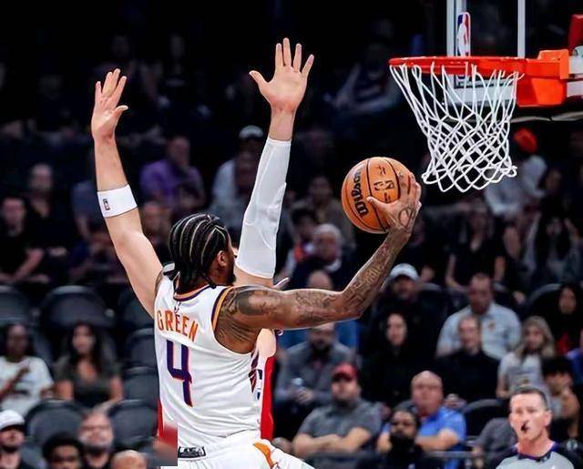 NBA太阳狂潮击沉快船 残阵难挡全面攻势 德文·布克贡献了24分