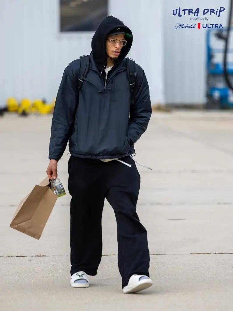 雄鹿球员登机！字母特纳赴印第安纳