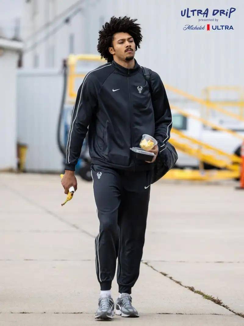 雄鹿球员登机！字母特纳赴印第安纳