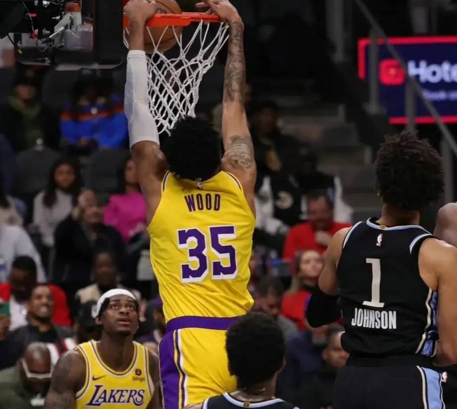 NBA湖人队该给里夫斯顶薪合同吗？