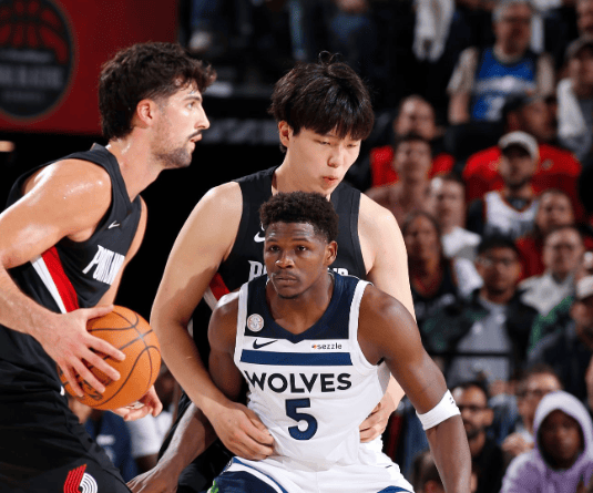 刚刚！杨瀚森被隔扣！欢迎来到NBA......