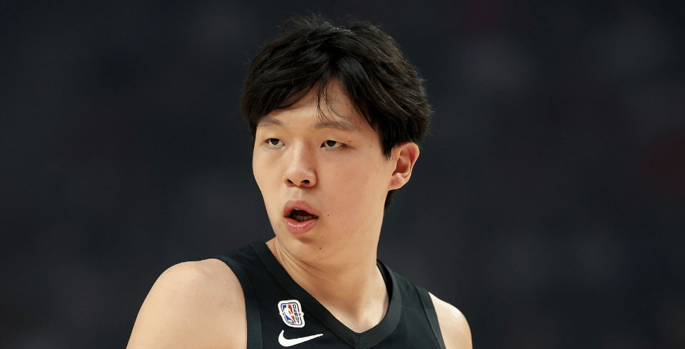 刚刚！杨瀚森被隔扣！欢迎来到NBA......