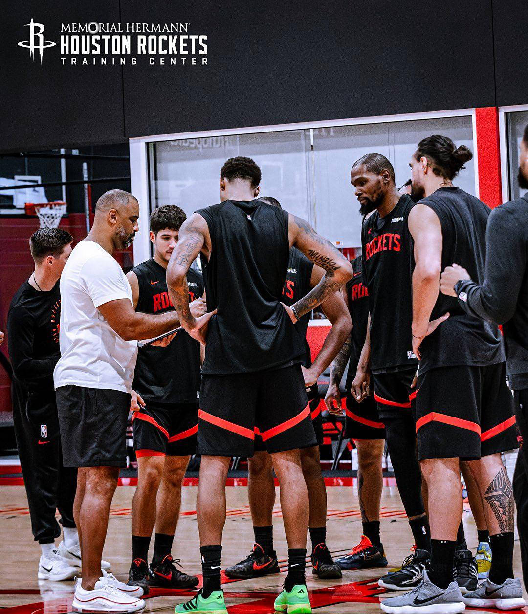 火箭队内激烈训练揭秘：申京隔扣亚当斯，小史密斯双手暴扣