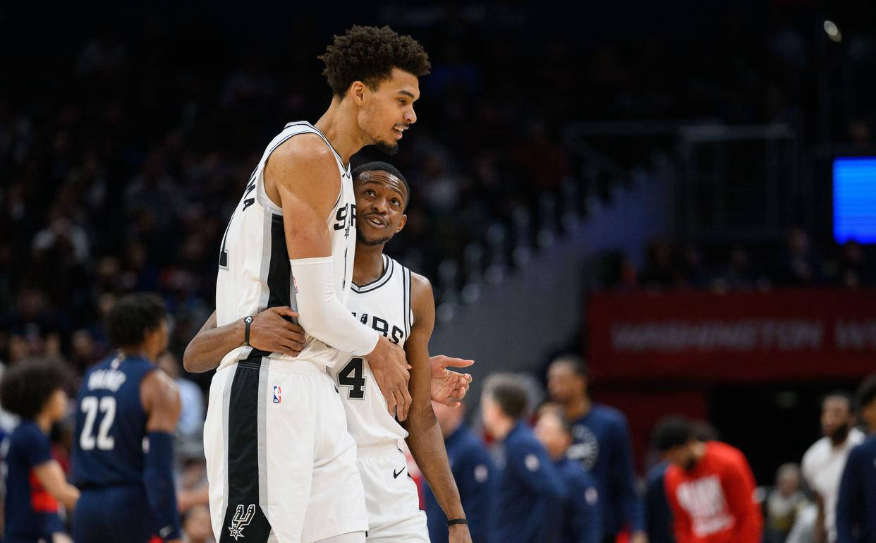 马刺续约达龙福克斯，注重长远布局