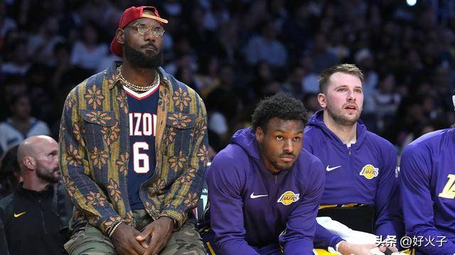 激动，湖人队詹姆斯和东契奇庆祝洛杉矶道奇队赢得世界大赛冠军