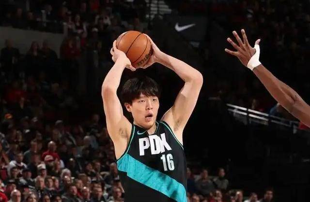 NBA战报：杨瀚森客场出战雷霆，首三分球顺利命中