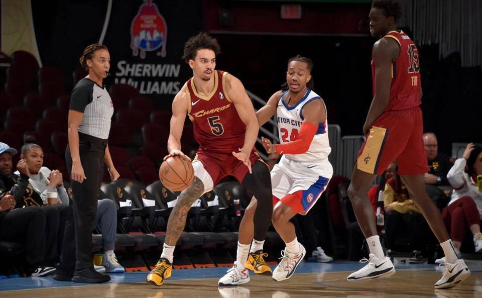 NBA自由球员伯纳德在夏季联赛中表现疲软，未来命运存疑